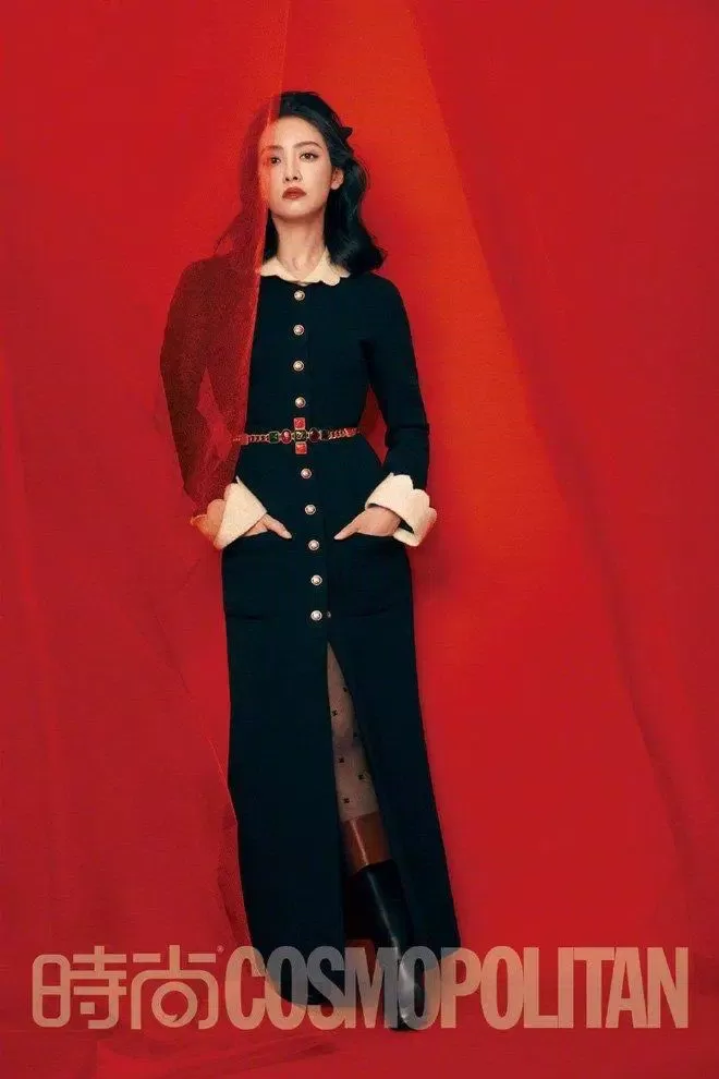 Tống Thiến sang chảnh và quý phái trong chiếc váy đen thắt eo tôn dáng trên tạp chí Cosmopolitan Trung Quốc (Ảnh: Internet)