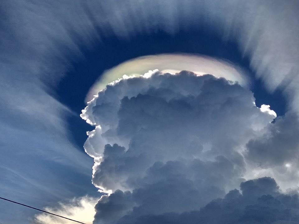 Ảnh đám mây kỳ lạ có vầng hào quang
