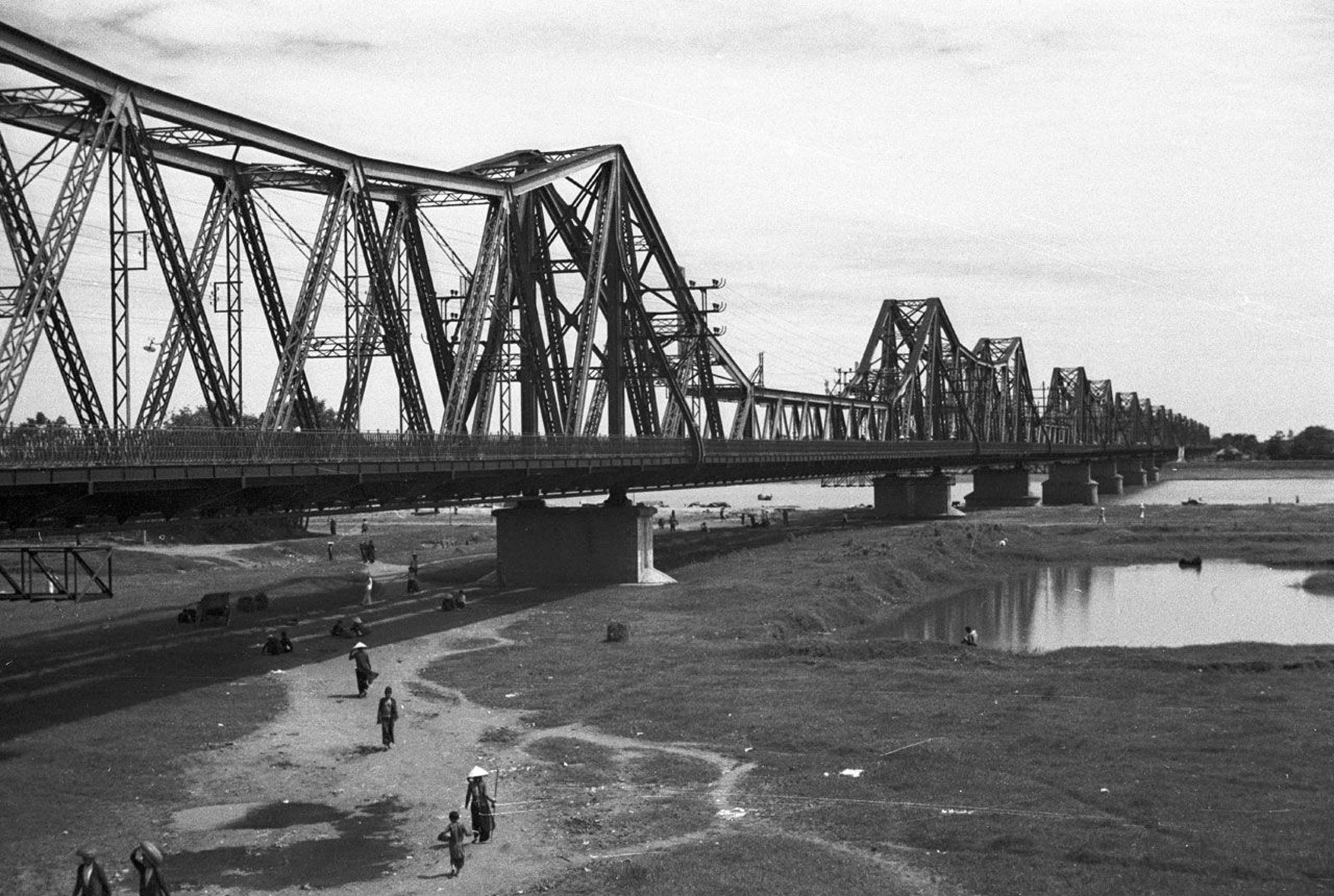Hình ảnh trắng đen về cầu Long Biên