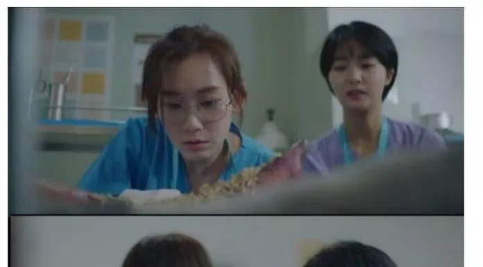 Jang Gyeo-Wool trong phim tự tay bốc "giòi" ra khỏi chân bệnh nhân (Nguồn: Internet)