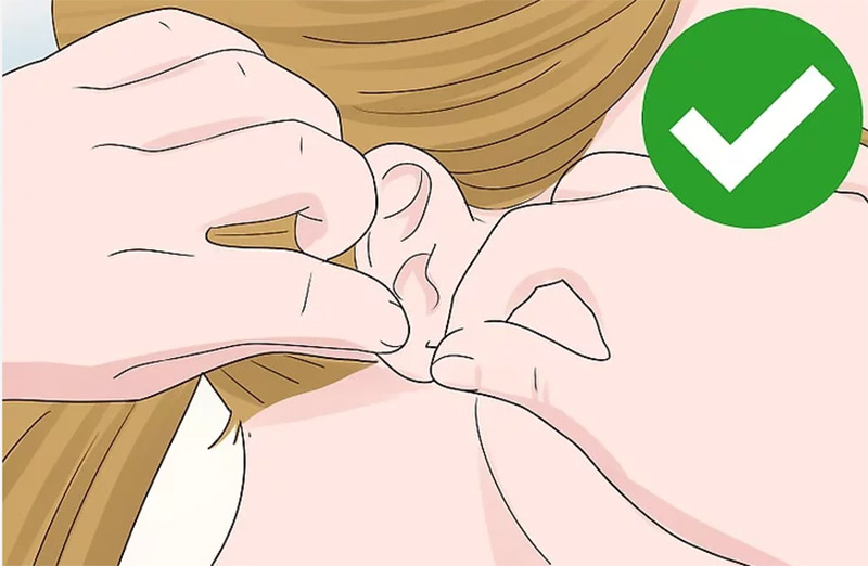 Kiểm soát cơn đau khi tháo khuyên tai