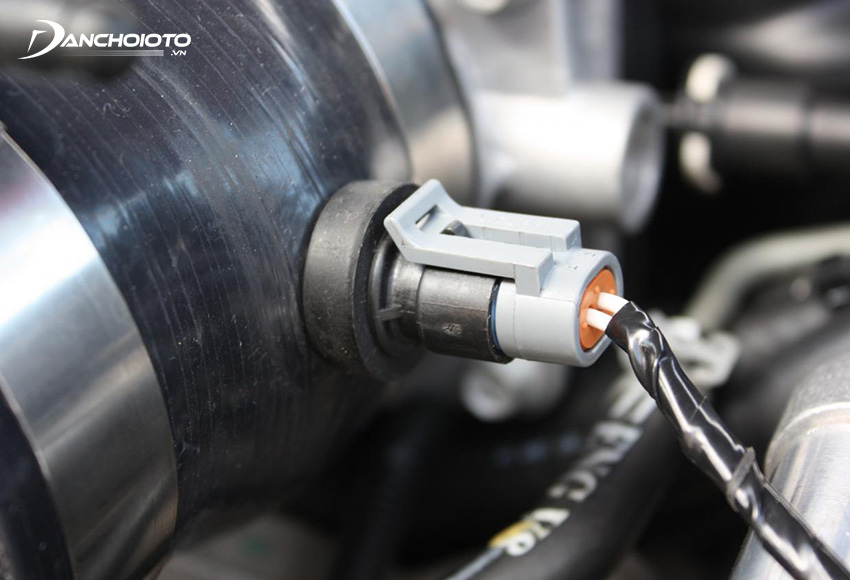 Cảm biến nhiệt độ khí nạp ô tô có cấu tạo gồm một điện trở nhiệt với trị số điện trở âm