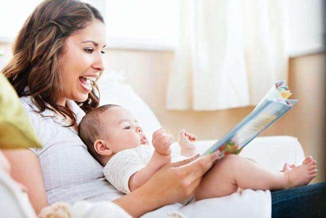 Giao tiếp với bé nhiều hơn giúp tăng cường khả năng ngôn ngữ cho bé