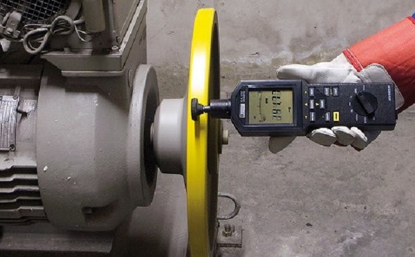Máy đo tốc độ vòng quay tiếp xúc trực tiếp với bề mặt thiết bị